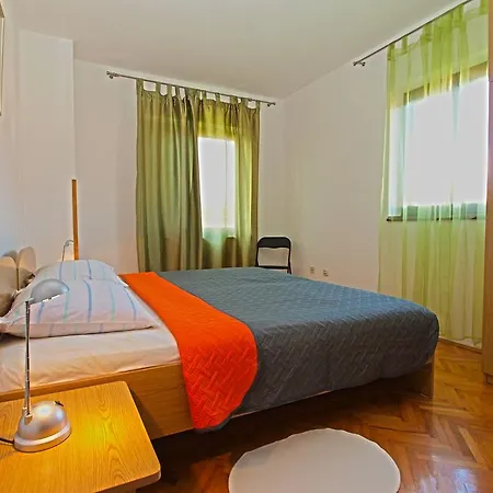 Apartment Stipe *
